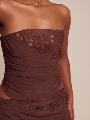 Korsett - Säljer en brun korsett som passar perfekt till  allt, skiiit snyggg🫶🏽🫶🏽 