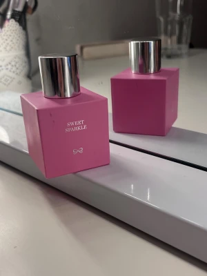 Parfym Hünkemöller - Det är 75% kvar i flaskan. Söt doft, passar unga tjejer. 50 ml