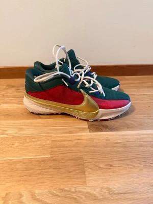 Basketskor - Nike Giannis 5 - Säljer ett par Nike ”Freak 5” basketskor! NBA stjärnan Giannis signaturskor! Har endast använt dessa ett par gånger, så dem är praktiskt sätt helt nya! Storlek 46. Köpte dessa för 1399kr. Säljer nu får 1000kr! Pris kan diskuteras, skriv vid funderingar!:)
