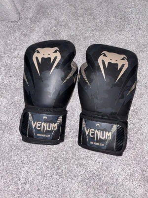 Svarta boxningshandskar Venum 10 oz - Säljer ett par boxningshandskar från venum. Aldrig använda 