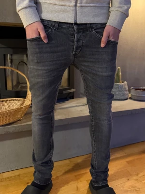 Dondup George jeans - Ett par riktigt snygga Dondup jeans i mörkgrå färg. Näst intill nytt skick‼️  Modell: George!  Size: W30.   Modell runt 179cm, 70kg. 🔹 Hör av dig vid frågor eller funderingar🙌