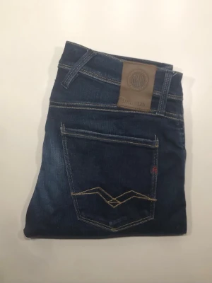 Replay Anbass 👖 - Säljer ett par mörkblåa jeans från Replay! Storlek: W29 L32, modell: Anbass, nypris: 1600kr, mitt pris: 299kr, mycket fint skick utan några defekter! Jag diskuterar gärna priset! 