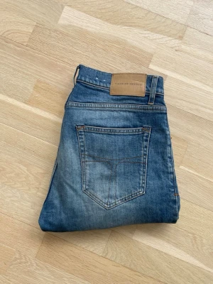 Blå jeans från Tiger of Sweden - Snygga blå jeans från Tiger of Sweden med klassisk femficksdesign och ljus tvätt. Modellen är pistalero och storleken är W32 och L32. Hör gärna av er vid frågor eller funderingar!