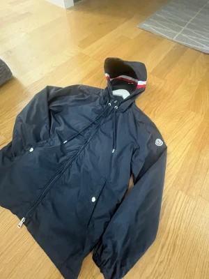 Moncler windbreaker - Moncler windbreaker storlek m passar även s. Använd några gånger. 
