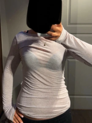 Intimissimi tröja - Säljer min Beigea intimissimi tröja. Den har endast blivit använd ett fåtal gånger och har inga tecken på användning, därför i mycket bra skick. Säljer då den är för stor.❤️