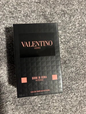 Valentino Uomo Born In Roma Intense 100ml - Valentino parfym, nästan helt full bara använt några få sprut. Hör av dig vid frågor!