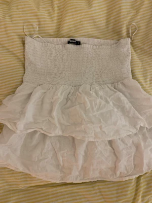 Vit tubtopp Bik Bok - En vit tubtopp från bikbok, skriv för bättre bilder osv💕