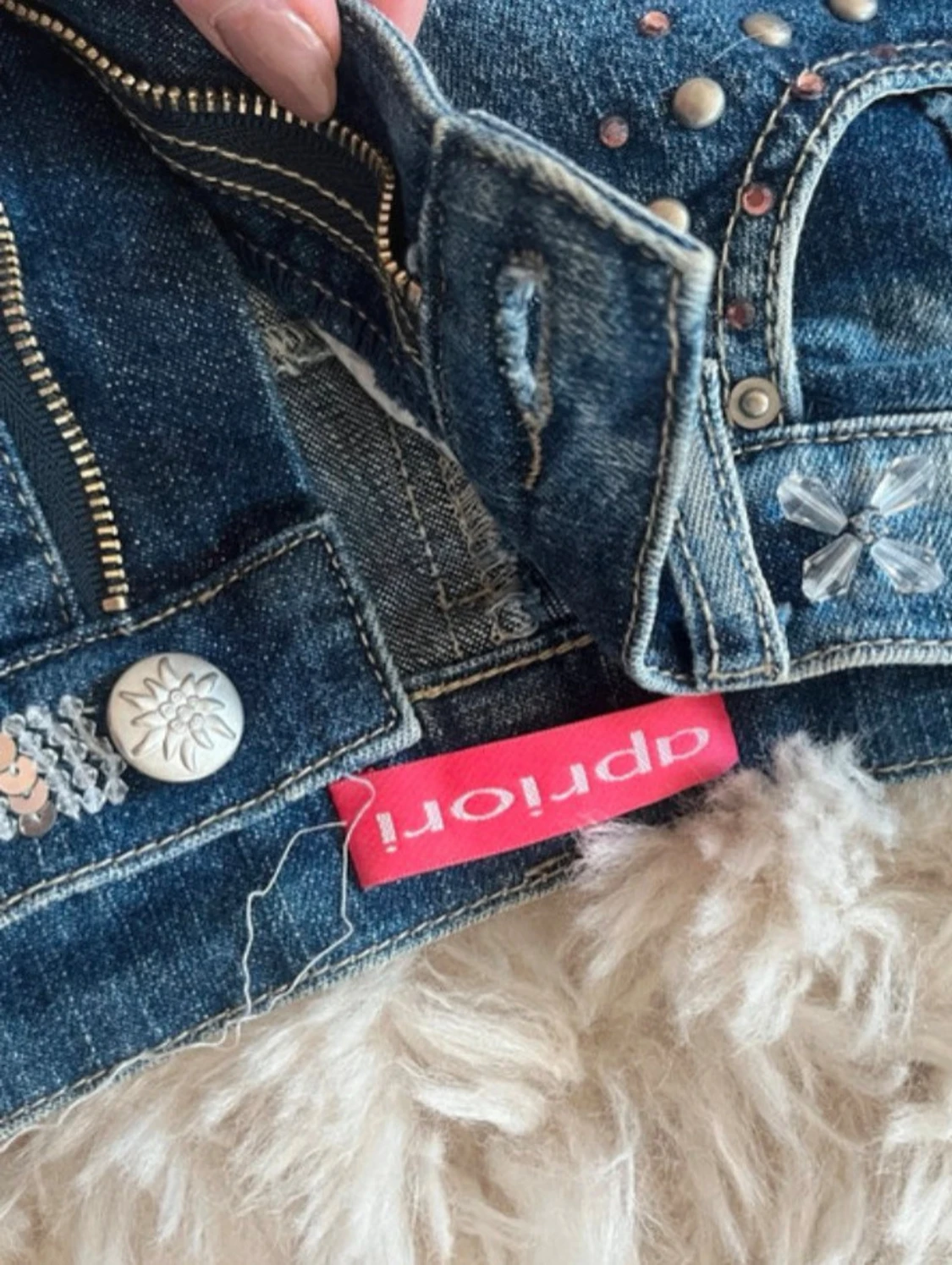 Blå jeans med dekorerade bakfickor - 3