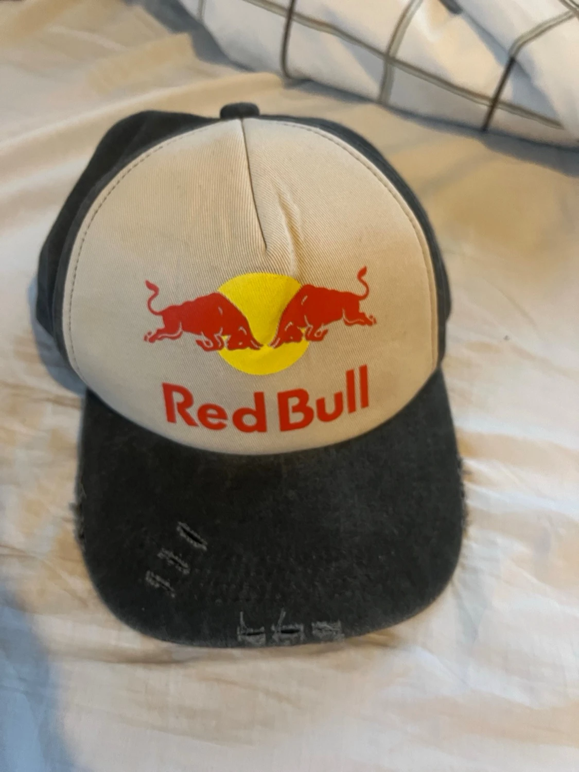 Red Bull keps med broderad logga