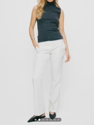 Vita raka kostymbyxor - Säljer ett par stilrena vita kostymbyxor med rak passform och pressveck. Byxorna har diskreta sidfickor och är tillverkade i ett lätt tyg som ger en snygg siluett. Perfekta för dig som vill ha en clean och modern look.