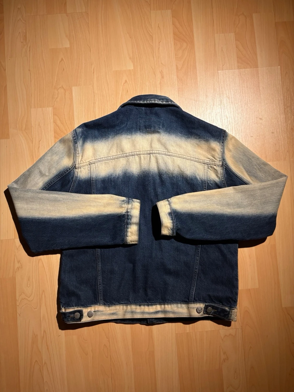 Tvåtonad jeansjacka med blekt effekt - 1