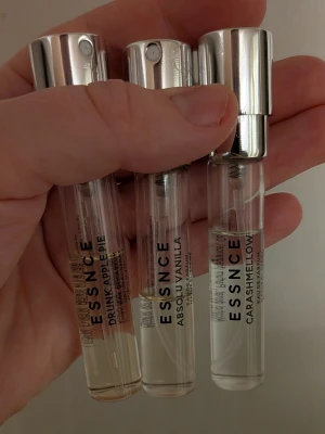 ESSNCE parfymprover trio - Tre små parfymprover från ESSNCE i dofterna Drunk Apple Pie, Absolu Vanilla och Carashmellow. Flaskorna är genomskinliga med silverfärgade spraylock och modern design. Perfekta att ha med i väskan för att testa olika dofter. Mängd enligt bild