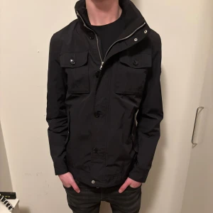 J.lindberg jacka - Säljer denna feta J.Lindberg jacka. Människan på bilden är 185 cm.                                                                      Hör av dig om du har nån minsta fundering🤝