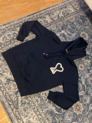 Ami pairs - Ami Paris hoodie i marinblåa 
