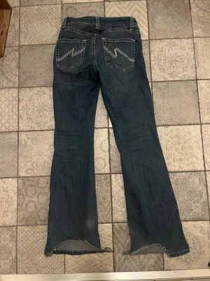 Bootcut jeans - Superfina bootcut jeans från Nelly. I fint skick men notera att de är uppfrasade längst ned. Jag är ca 160 cm lång så de har blivit utefter den längden när jag använt dom. 