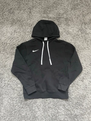 Svart Nike hoodie med vit logga - Snygg svart hoodie från Nike i storlek S och säljs nu för 130kr!