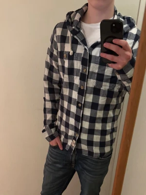 Hollister tröja - Tja! Säljer en Hollister tröja i storlek (S)-skick 9/10. Vid minsta lilla fundering hör av er! Först till kvarn!