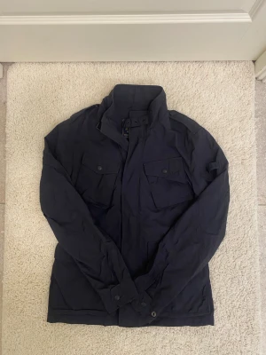Woolrich Field jacket - Hej! Säljer denna Woolrich fieldjacket i storlek S Den är varsamt använd och i mycket fint skick, 9/10. Nypris var ca 5-6000, mitt pris 1299. Hör gärna av dig vid minsta fråga eller om du vill ha fler bilder! 🙌  