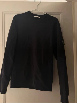 Svart sweatshirt från Stone Island - Säljer en svart sweatshirt från Stone Island. Använd ett fåtal gånger, och den kommer inte till användning.