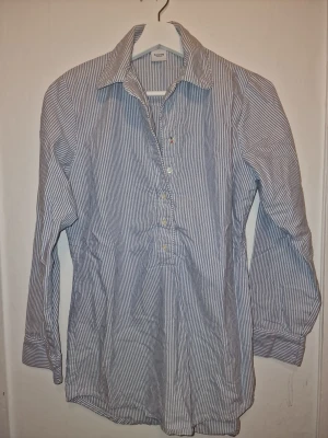 Klassisk pyjamasskjorta från Boomerang - Klassisk långärmad pyjamasskjorta från Boomerang i blåvitt randigt bomullstyg. Snygg som "pyjamasklänning" och höga strumpor till.