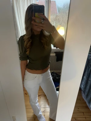 Vita raka jeans med låg midja - Snygga vita jeans med rak passform och låg midja. Klassisk femficksmodell och långa ben som ger en clean och fräsch look. Perfekta att styla med sneakers eller boots för en trendig vibe. Jag är 176 och de är liiite korta på mig, skulle passa en som är 165-174 kanske innerbenslängden är ca 80cm