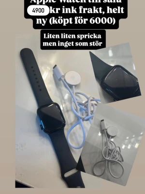 Apple Watch svart med laddare - Snygg Apple Watch i svart med sportarmband och fyrkantig urtavla. Klockan har en slimmad design och kommer med original magnetisk laddkabel. Perfekt för dig som vill ha koll på notiser, träning och hälsa direkt på handleden.