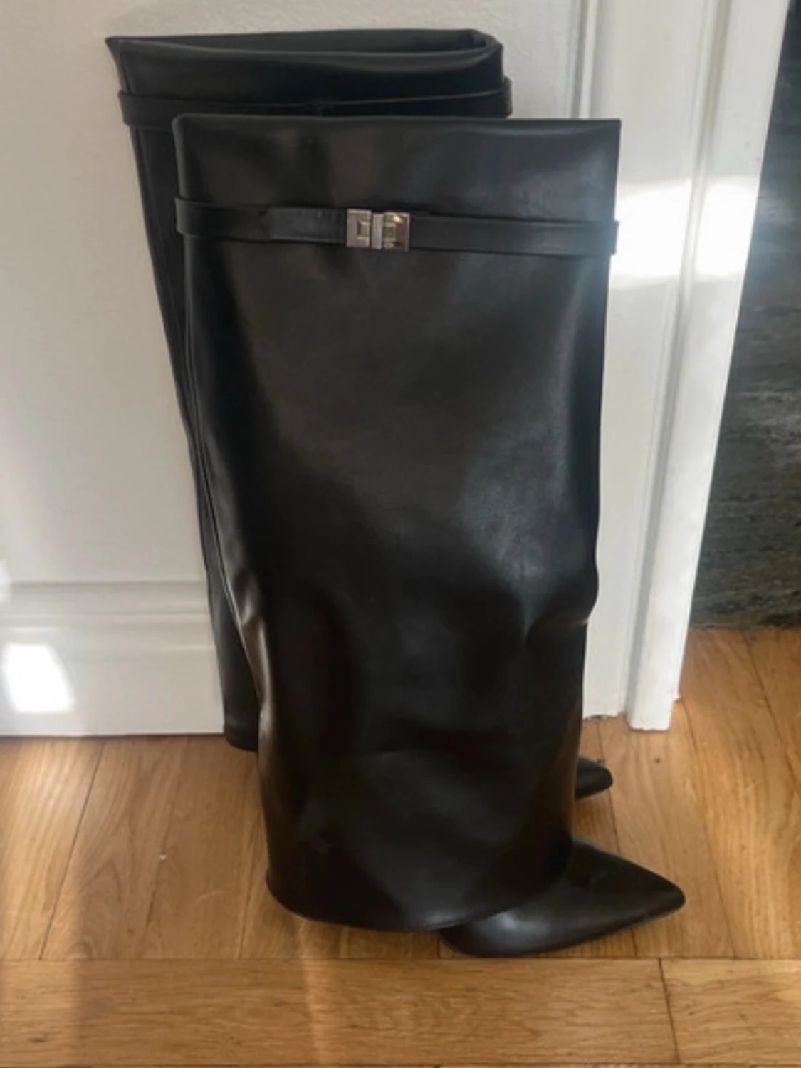 Svarta höga läderstövlar med spänne - 1