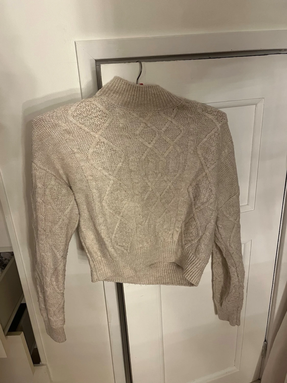 Beige stickad tröja med mönster