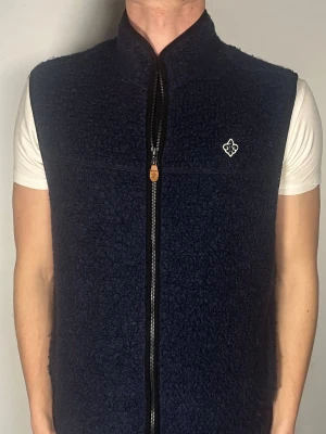 Morris fleece väst - Säljer en ritkigt snygg och trendig Morris fleece väst i fint skick, storlek M, vid frågor är det bara att skriva //Gramenti