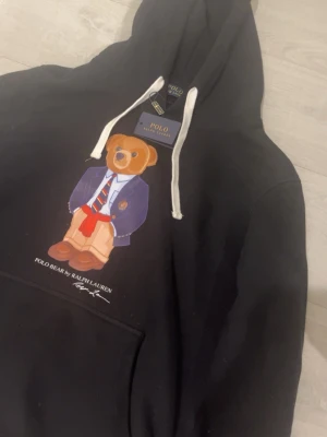 Ralph Lauren hoddie Helt ny  - Hej! Säljer en riktigt snygg hoodie från Ralph Lauren. Tröjan är märkt i storlek m och är helt ny. Självklart medföljer originaletikett vid köp.  Jag skickar alltid varan snabbt efter avslutad affär. Vänliga hälsningar