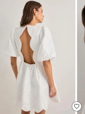 Vit klänning, öppen rygg från by malina  - Hej, säljer nu min studentklänning från by malina🫶🏼super fin vit klänning med blommigt mönster och en super fin öppen rygg. Strl M. Materialet är i polyester💞lånade bilder 