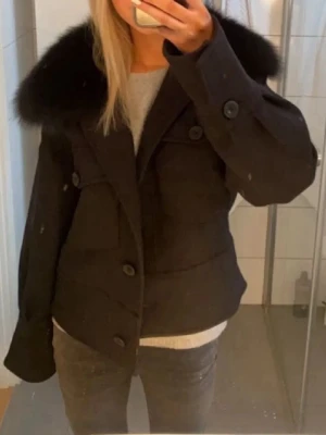 Svart pälsjacka från Meotine - Super snygg och populär meotine jacka nu till våren. Köpt för 3000🥰