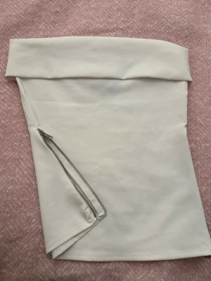 Zara fest topp - Sjukt snygg fest topp från Zara med drakjeda på sidorna man kan ha öppna eller stängda!! 🤍