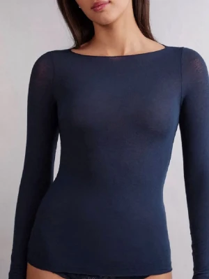 Intimissimi tröja - intimissimi tröja, små hål vid armarna längst ut, men det går bara att sy ihop så det inte syns lika mycket💗💗nypris ca 500kr