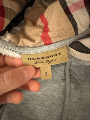 burberry zip hoodie  S  -  Säljar en burberry zip hoodie som inte är sån vän, den är för liten för mig.
