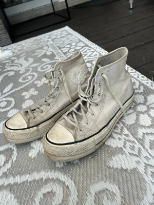Converse Chuck Taylor Lift - Gråa Converse Chuck Taylor Lift, sneakers med viss plattform i storlek 40. Välanvända därav priset, dock fullt funktionella och hela och går säkert att tvätta upp🩶