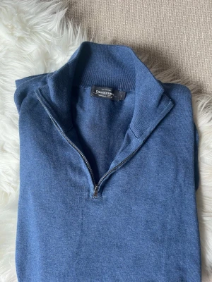 Quarter zip från dressmann, som ny - Blå quarter zip från dressmann i nyskick, använd cirka 2 gånger. Storlek L.