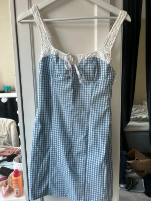 Zara klänning - Supersöt sommarklänning från Zara, endast använd en gång❤️