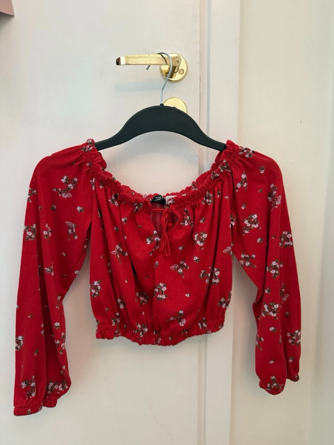 Röd blommig croppad blus