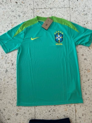 Grön Brasilien fotbollströja Nike - Snygg Brasilien tröja perfekt nu inför VM och sommar. Storlek S, den sitter väldigt bra. Oanvänd och med original tags.