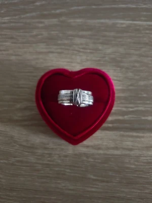 Silverfärgad ring med graverade linjer - ring i storlek 19,4mm, silverfärgad. 