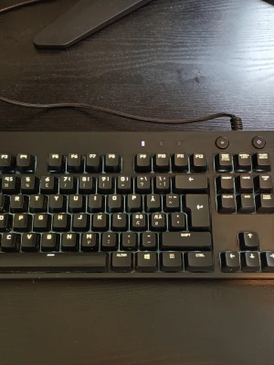 Logitech G610 Orion Red MX Red Nordisk - Tangentbordet G610 Orion Red levererar äkta spelupplevelse. Matt yta som maskerar fingeravtryck och en hållbar flätad kabel ihop med komplex teknik. Varje aspekt präglas av Logitech G:s branschledande konstruktionsteknik och kvalitet som förenas i en unik design. Hållbara, dämpade Cherry MX Red-brytarna har linjär tangenttryckning för snabb aktivering. Fullt fungerande och underbart att skriva på i nyskick enligt bilder. Kan behöva rengöras. Nypris: 1400kr. Mitt pris: 589kr. Se gärna mina ads.