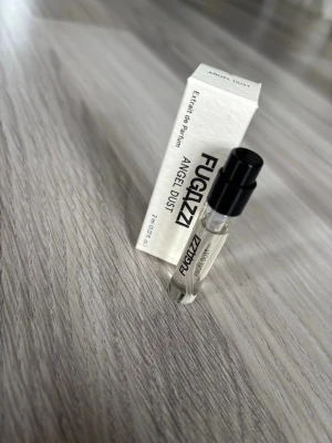 Fugazzi Angel Dust parfymprov - Litet parfymprov av Fugazzi Angel dust. Perfekt att testa en ny doft från ett trendigt parfymmärke. BASE NOTES  Dark Wood / Cashmere / White Amber / Pink Pepper