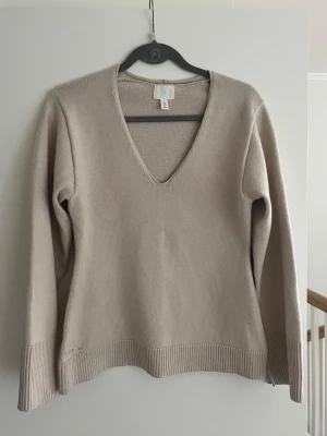 Tröja  - Jättefin beige stickad tröja i storlek S. Sitter jättesnyggt. På insidan av tröjan så har det färgat av sig blå färg från jeans, tröjan är även lite nopprig. Det finns bilder. Pris kan diskuteras! ☺️