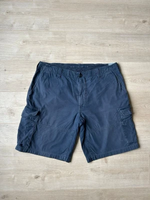 Blåa Ralph Lauren Cargoshorts Storlek W38 - Mycket fina Ralph Lauren shorts i blå färg. | Jeansen är i mycket bra skick och sparsamt använda. |  Äkta som allt annat jag säljer! ✅ |  Storlek: W38 | Skick: Mycket Bra Skick | Färg: Blå | Märke: Ralph Lauren | Modell: Jeans |   Hör gärna av dig vid frågor så svarar jag så fort jag kan! 😁 |  (SKU - 158)