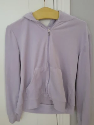 Ljuslila hoodie med dragkedja - Säljer en ljuslila hoodie med dragkedja framtill. Perfekt för en chill och avslappnad stil☺️ Materialet känns mjukt och skönt och är i storleken M.