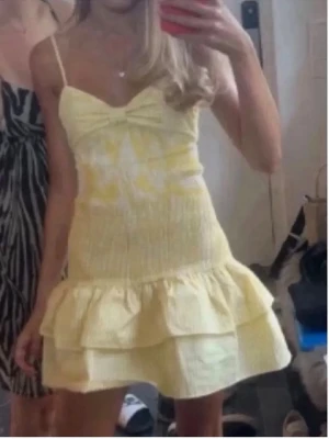 Gul Zara klänning - Söt gul klänning från Zara! Prislappen är kvar och den är aldrig använd❤️❤️🥰 perfekt nu till sommaren!! Säljer då jag har två likadana 😇😇