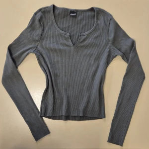 Grön långärmad topp - Säljer en skogsgrön ribbad långärmad topp från Gina Tricot✨️ De har figurnära passform. Älskar denna tröja, men den har tyvärr blivit för stor💔