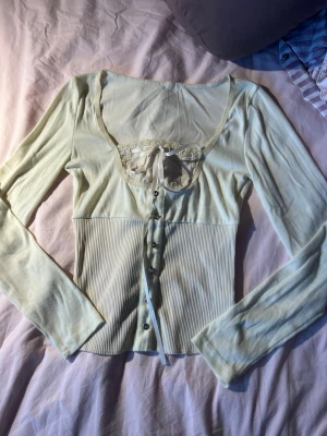 Off white Victorian cute vintage style top  - Fin off white vit coquette Victorian style topp. Köpt från YesStyle men knappt använd. Bra skick 