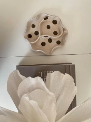 Beige Smyckesfat med prickar - Skålen har flera fack och en glansig yta, perfekt som dekorationsskål eller för småsaker. Dekorationsfat likt ett tapas fat   Varje fat är handgjort av mig i lufttorkad lera och därför helt unikt. Små skönhetsfel och variationer är en del av charmen 🤍 Baksidan har skönhetsfel   